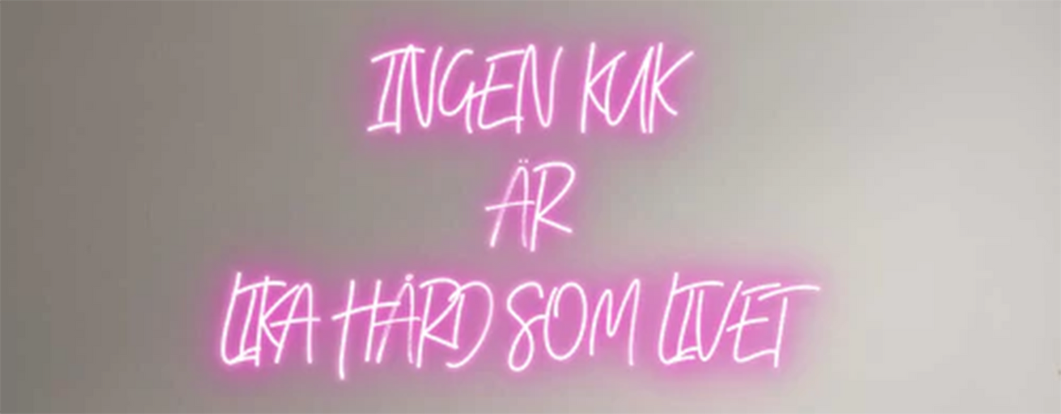 Maximizing Outdoor Space with Neon Signs This Summer