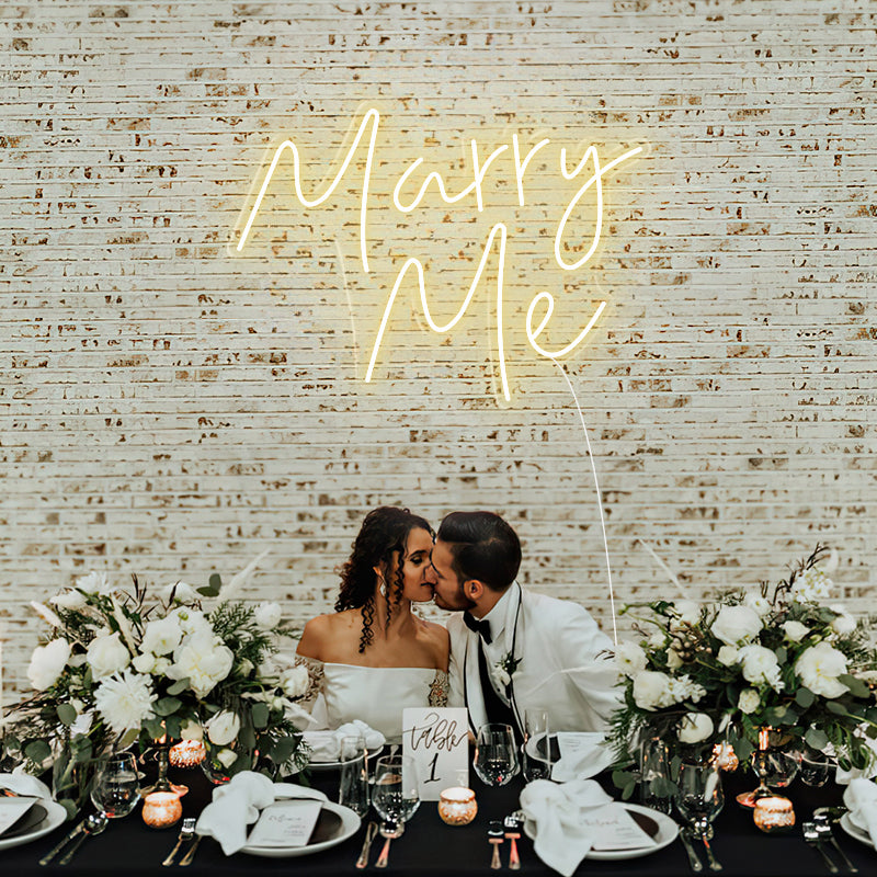 Enseigne au néon Marry Me pour mariage